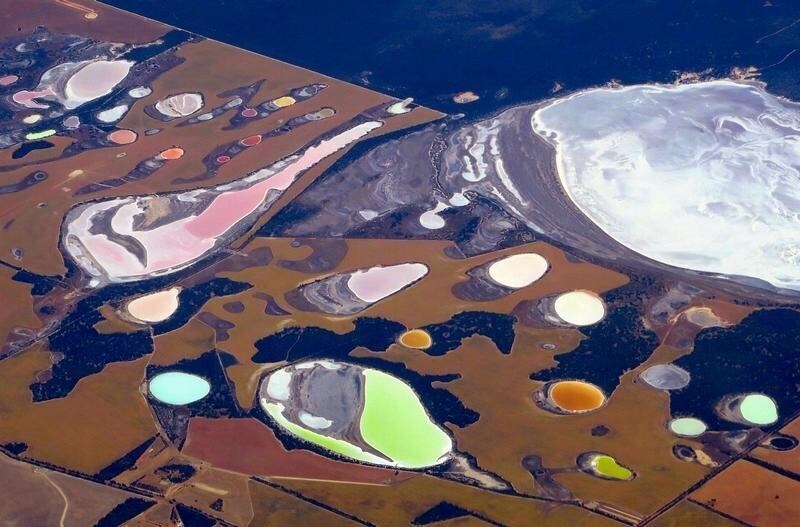 Salt pans and dams can be seen in farming areas located in the southern region of Western Australian, near the city of Perth, Australia, November 2, 2016. REUTERS/David Gray TPX IMAGES OF THE DAY - S1BEUKLMUDAA