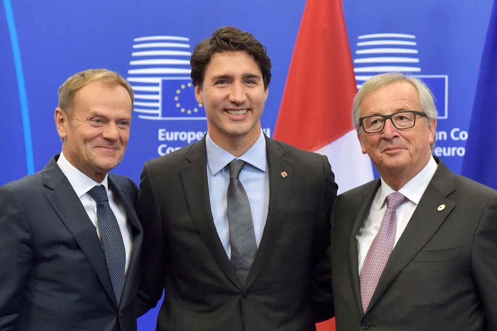 Canada's Prime Minister Justin Trudeau poses with European Council President Donald Tusk (L) and European Commission President Jean-Claude Juncker (R) before signing the Comprehensive Economic and Trade Agreement (CETA) at the European Council in Brussels, Belgium, October 30, 2016. REUTERS/Eric Vidal - RTX2R1N2