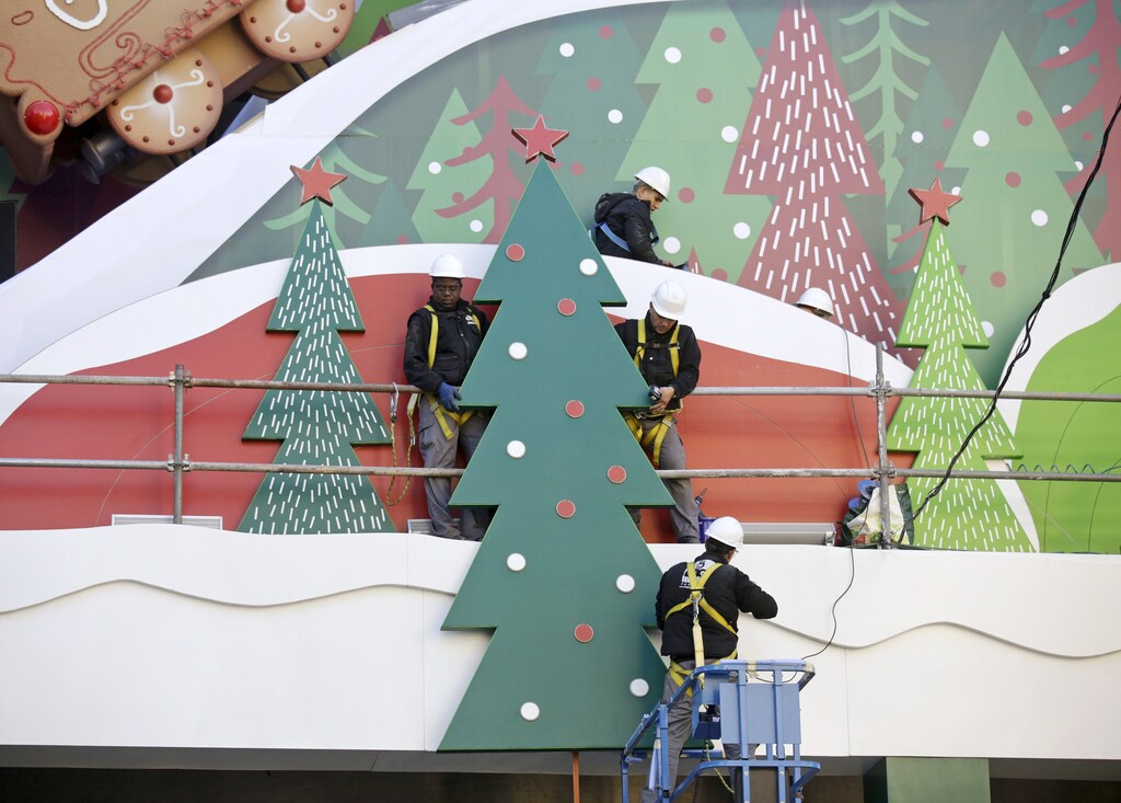 Workers set up a christmas themed installation on the facade of El Corte Ingles department store in central Madrid, Spain, November 13, 2015. From department stores to delicatessens, Spanish retailers are anticipating their best Christmas in years as shoppers gear up for a spending spree that should help extend an economic recovery and boost a struggling jobs market. To match story SPAIN-ECONOMY/CHRISTMAS Picture taken November 13, 2015. REUTERS/Andrea Comas - RTX1V98W