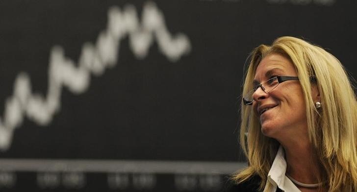 A share trader reacts in front of the German share index DAX board at the Frankfurt stock exchange, October 2, 2008. REUTERS/Kai Pfaffenbach(GERMANY)
