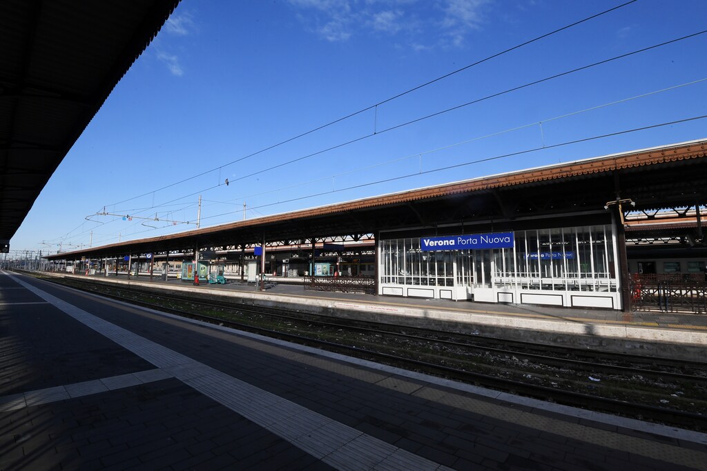 An empty platform is seen after the Italian government imposed a virtual lockdown on the north of the country, in Verona, Italy March 8, 2020. REUTERS/Alberto Lingria - RC2KFF9ST5Q8