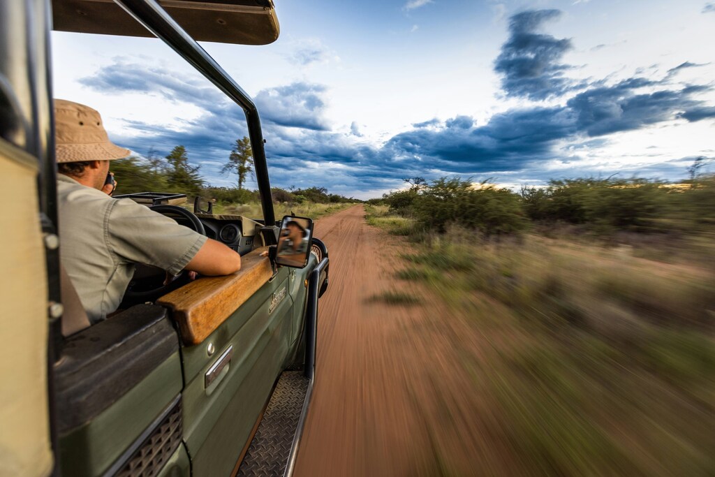 Guardabosques patrullando una reserva natural africana; el futuro de la biodiversidad.