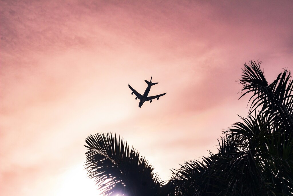 Un avión sobrevolando Miami Beach, Estados Unidos.