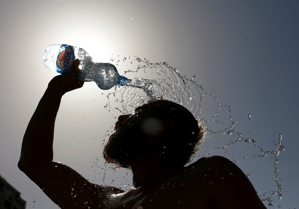 A man pours water on his face to cool off from hot weather in Skopje, Macedonia July 24, 2017. REUTERS/Ognen Teofilovski TPX IMAGES OF THE DAY - RC1EFBD7C820