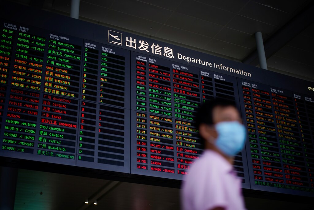 Un hombre con una máscara facial es visto en el aeropuerto internacional de Hongqiao en Shanghai, después del brote de la enfermedad coronavirus (COVID-19), China 21 de mayo de 2020.