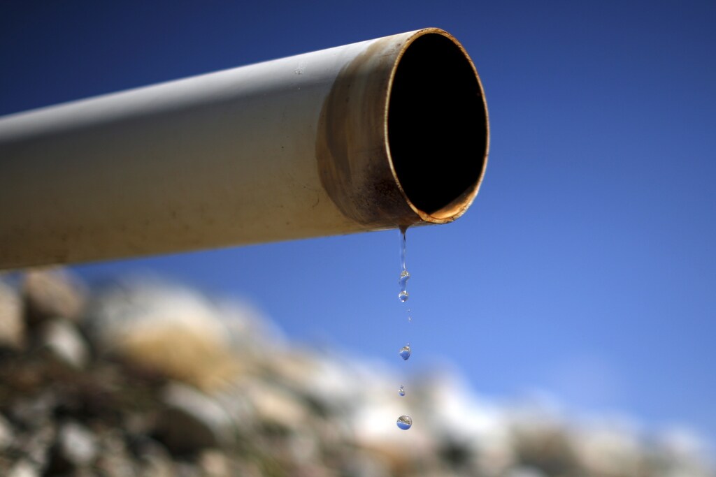 A dry pipe drips water on Gless Ranch in Kern County, California, United States July 23, 2015. California is in the fourth year of a catastrophic drought. Picture taken July 23, 2015. REUTERS/Lucy Nicholson - RTX1M2HA
