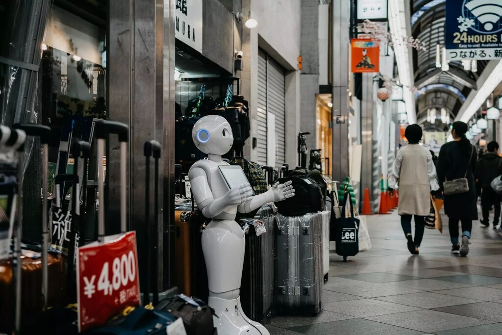 Un robot en el pasillo de un centro de compras.