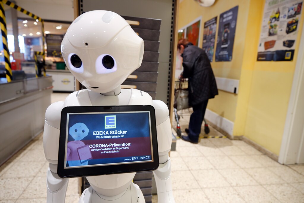 El robot humanoide Prepper está de pie en la caja de la tienda de comestibles Edeka para explicar las medidas de protección y promover la solidaridad entre ellos, mientras la propagación de la enfermedad coronavirus (COVID-19) continúa, en Lindlar, Alemania