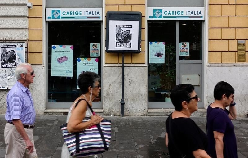 People walk past a Carige bank in Rome, Italy September 20, 2018. REUTERS/Max Rossi - RC1B8D186DE0