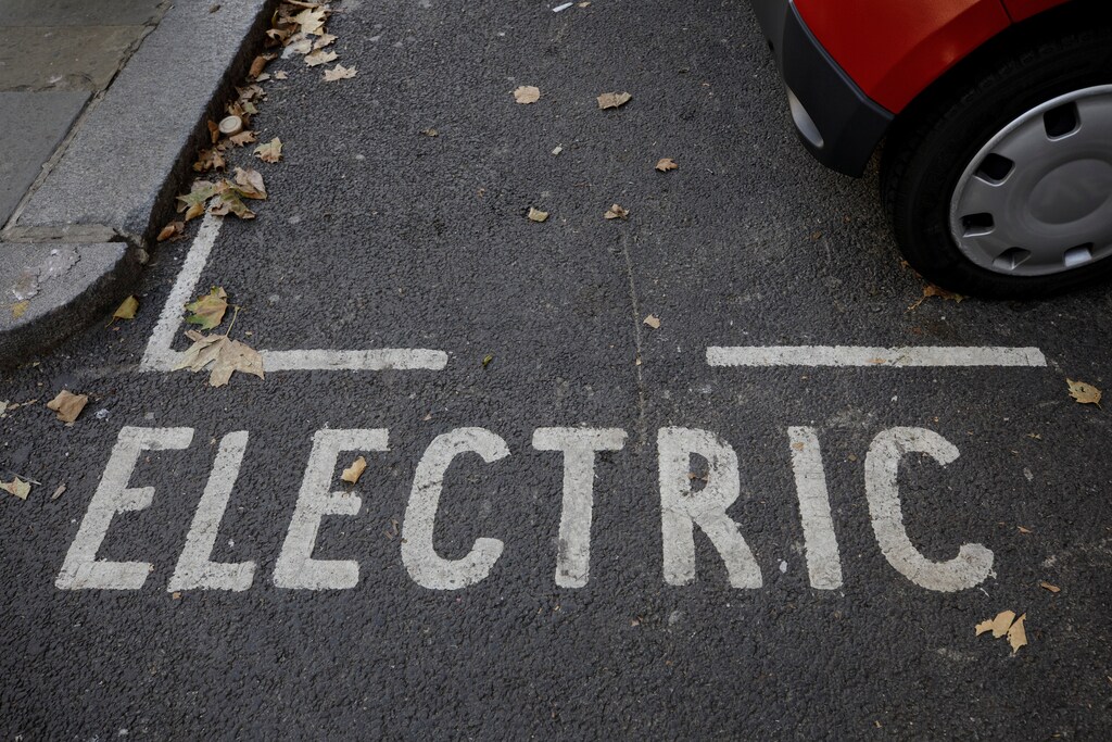 A parking bay reserved for electric car charging can be seen on display in London, Britain, October 19, 2018. REUTERS/Simon Dawson - RC1B276946D0