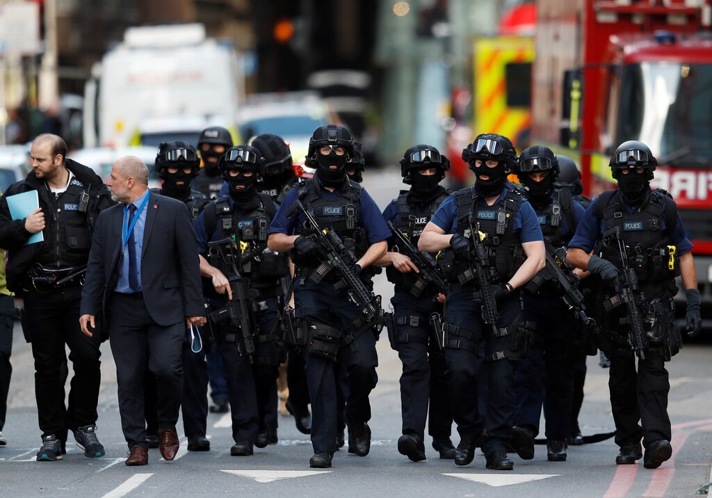 Armed police officers walk outside Borough Market after an attack left 6 people dead and dozens injured in London, Britain, June 4, 2017. REUTERS/Peter Nicholls - RC14E0FC79B0