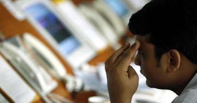 A stockbroker looks at stock index numbers on his computer screen at a brokerage firm in Mumbai August 6, 2007. India's benchmark share index provisionally ended 1.4 percent lower on Monday, led by ICICI Bank and Infosys Technologies Ltd., mirroring a sell-off in global markets.
