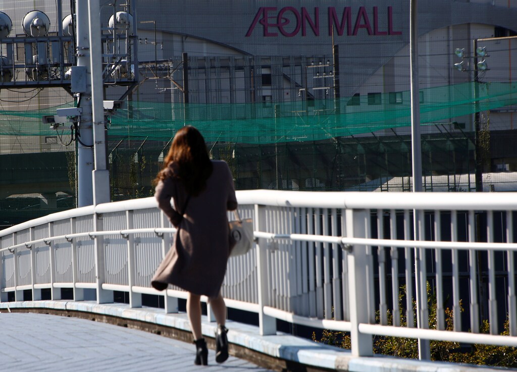 A woman walks past Aeon Co Ltd's shopping mall in Chiba, Japan November 3, 2016. REUTERS/Kim Kyung-Hoon - RTX2RU1T