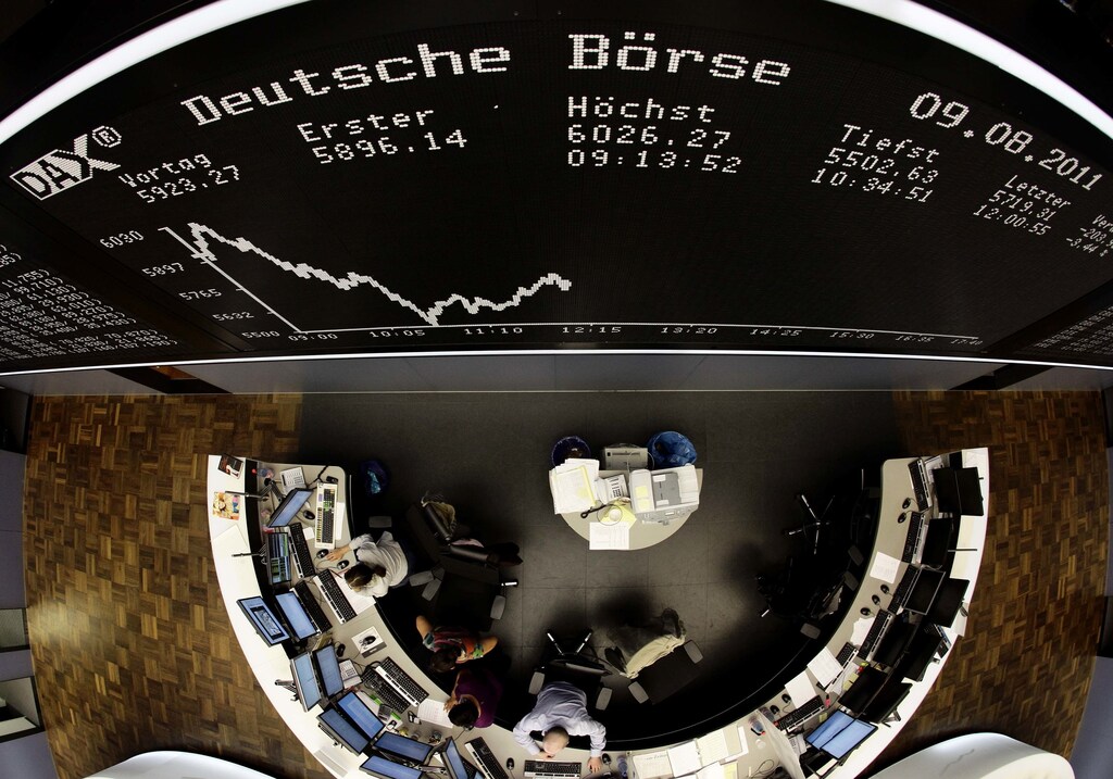 The trading floor is pictured with a super wide angle lens at Frankfurt's stock exchange August 9, 2011. European stocks pared early gains on Tuesday and slipped back into negative territory, as energy shares sank along with oil prices, eclipsing bargain hunting in recently-hammered mining stocks. REUTERS/Kai Pfaffenbach (GERMANY - Tags: BUSINESS POLITICS) - RTR2PR0V