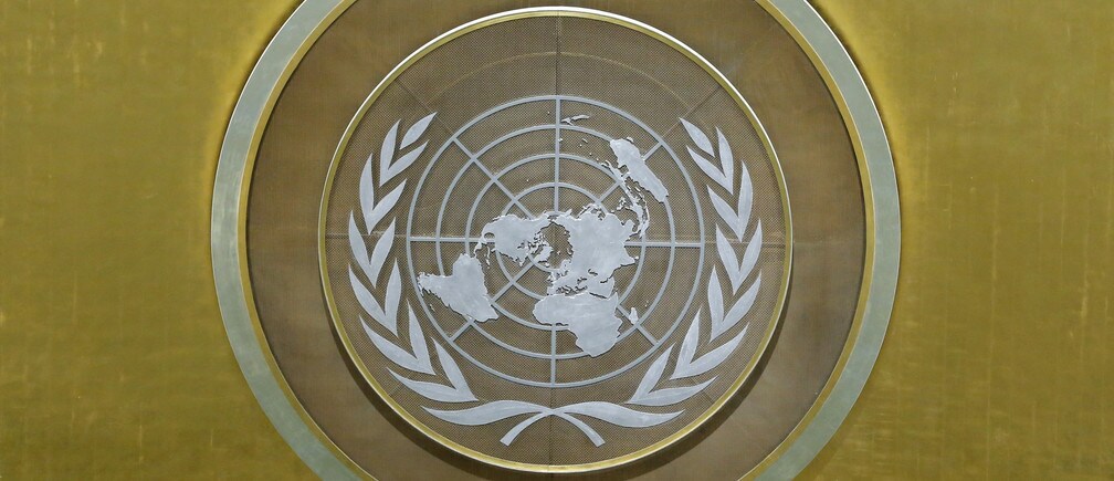 El emblema de las Naciones Unidas se ve en la Asamblea General de la ONU.
