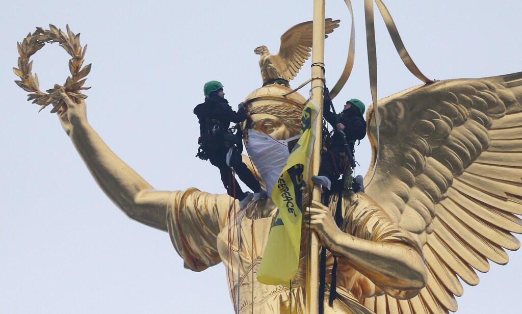 Greenpeace activists climb the Golden Victoria monument on top of the Victory Column and install a banner "Breathless through the city" to protest against air pollution in Berlin, Germany, January 31, 2017. REUTERS/Hannibal Hanschke TPX IMAGES OF THE DAY - RTX2YYPQ