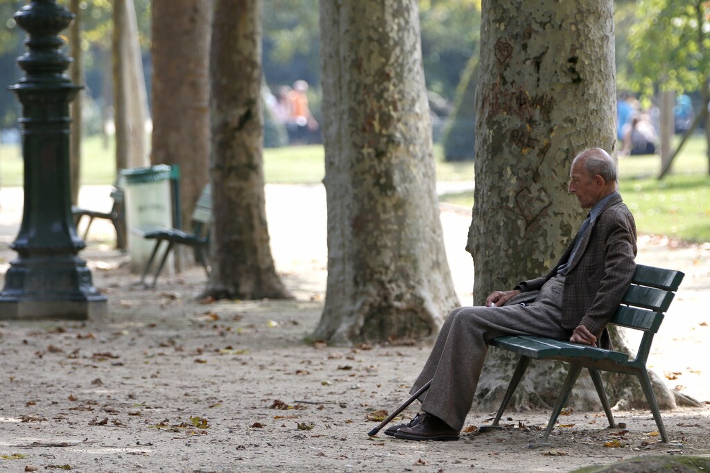 An elderly retired man sits on a bench in the gardens at the Champs de Mars in Paris, August 26, 2013. France's government, which has been meeting with labour union heads about retirement issues, neared a deal with trade unions on Monday to overhaul the pension system via a slight lengthening of working lives, union chiefs said, as Europe's number two economy sought to bring a spiralling deficit under control. REUTERS/Charles Platiau (FRANCE - Tags: SOCIETY POLITICS BUSINESS EMPLOYMENT) - PM1E98Q1C6K01