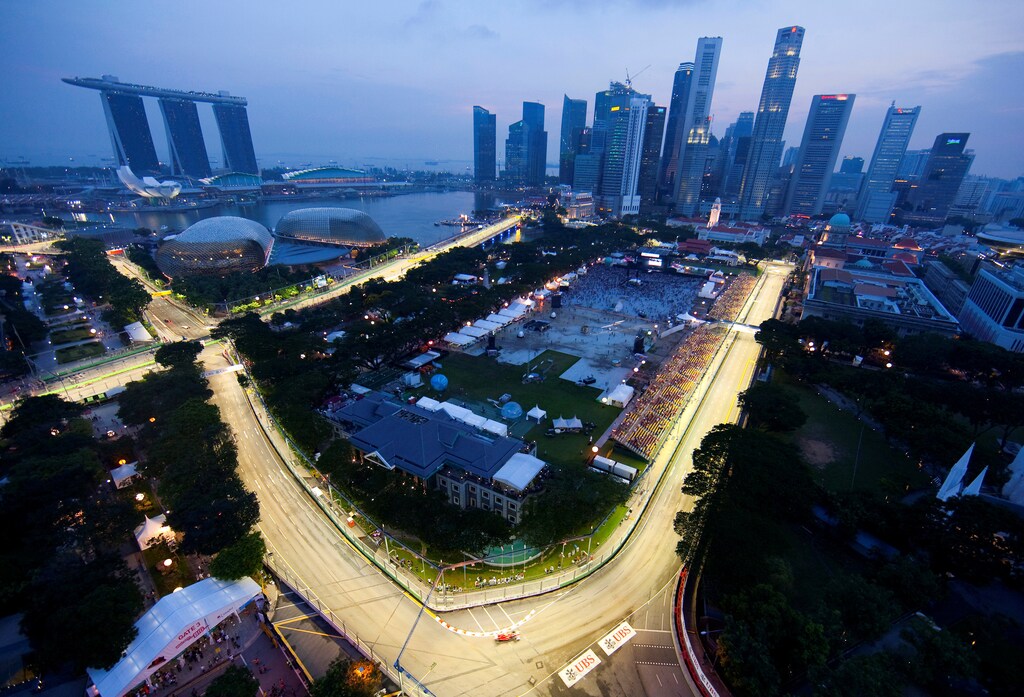 Part of the illuminated circuit is seen during the third practice session of the Singapore F1 Grand Prix at the Marina Bay circuit September 25, 2010. REUTERS/Edgar Su/File Photo - RTSSKCK