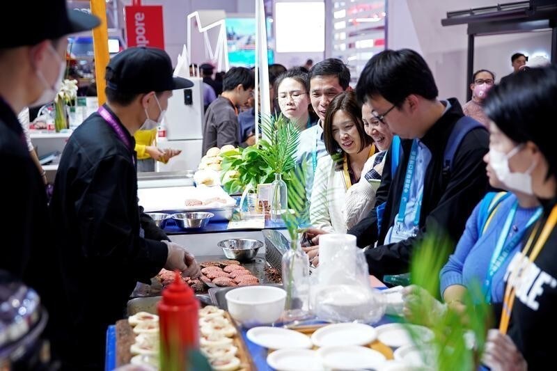 A chef makes hamburgers out of plant-based meat at the second China International Import Expo (CIIE) in Shanghai, China November 6, 2019. REUTERS/Aly Song - RC2Q5D9USZMX