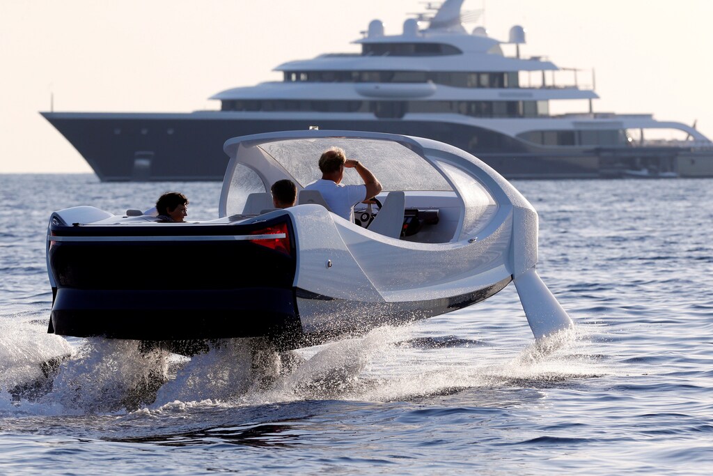 The SeaBubbles water taxi prototype is presented in the harbour of Saint-Tropez, France August 18, 2017. Picture taken August 18, 2017. REUTERS/Philippe Laurenson? - RTS1D2SQ