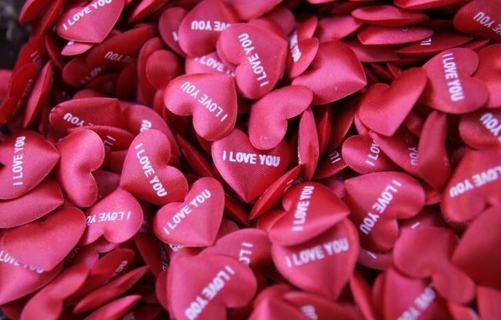Small heart-shaped ornaments are displayed for Valentine's Day in a shop in Beirut February 13, 2009. REUTERS/Cynthia Karam (LEBANON)