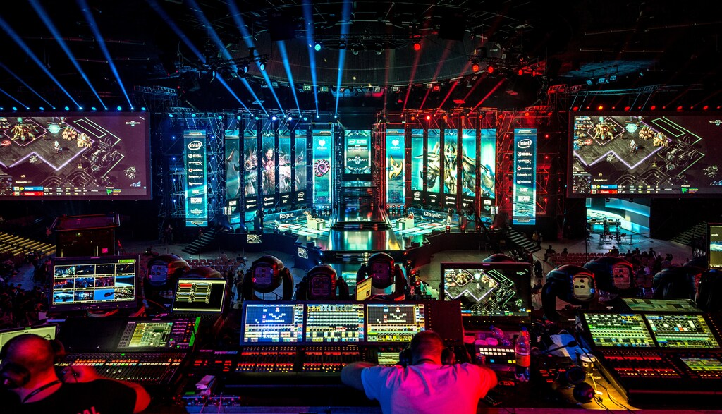 People watch the Intel Extreme Masters 2018 World Championships esports match of StarCraft II in Katowice, Poland, March 4, 2018. Agencja Gazeta/Grzegorz Celejewski via REUTERS ATTENTION EDITORS - THIS IMAGE WAS PROVIDED BY A THIRD PARTY. POLAND OUT. NO COMMERCIAL OR EDITORIAL SALES IN POLAND. - RC1966751980