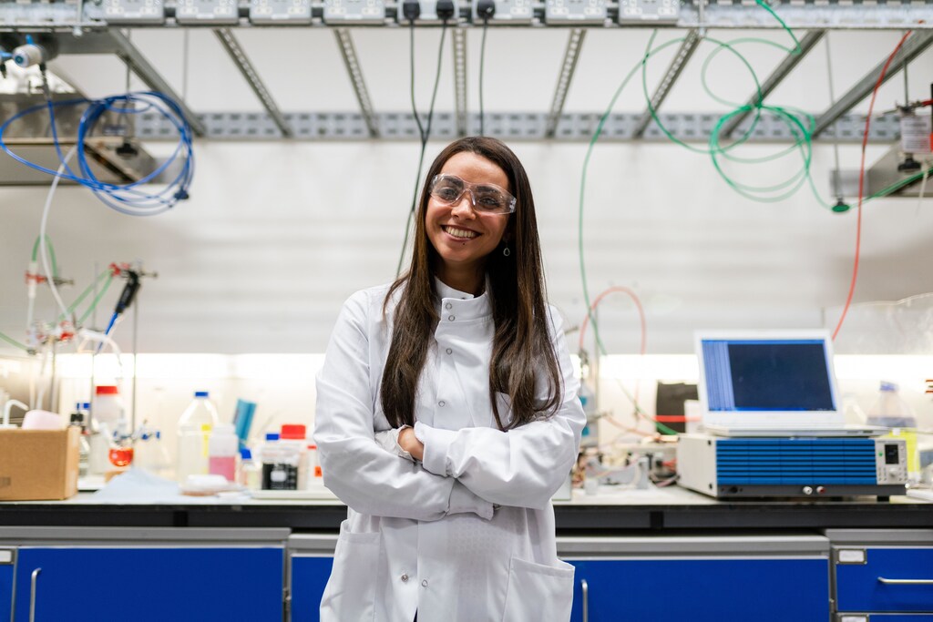Female chemical engineer in laboratory develops clean energy storage solutions