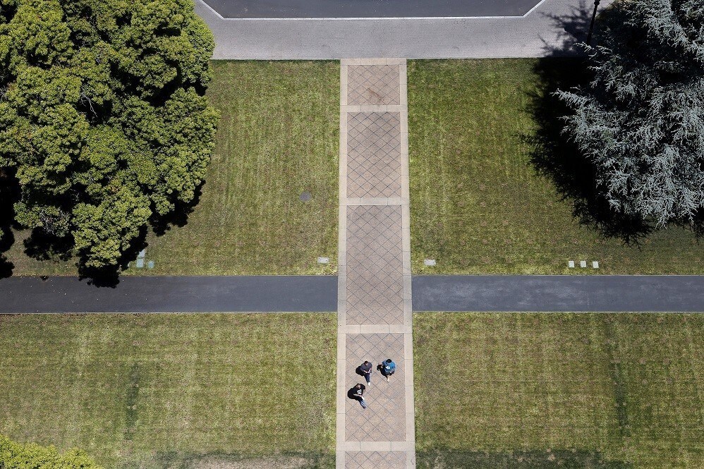 Pedestrians walk through campus, as seen from atop Hoover Tower, at Stanford University in Stanford, California May 9, 2014. REUTERS/Beck Diefenbach (UNITED STATES - Tags: EDUCATION) - RTR3OIVV