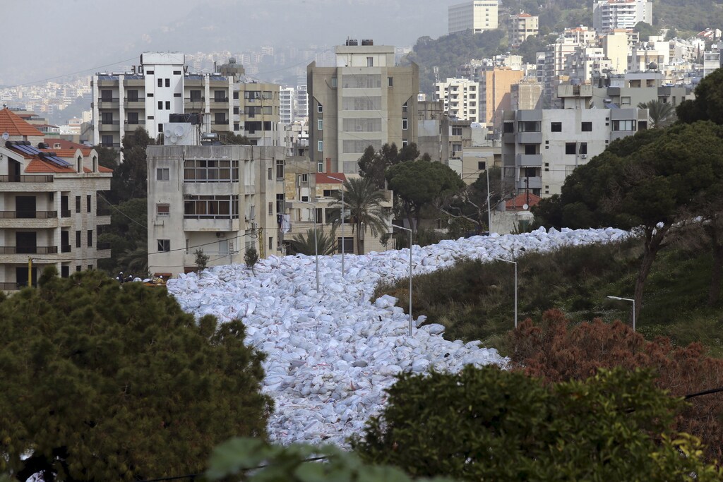 Packed garbage bags are pictured in Jdeideh, Beirut, Lebanon February 23, 2016. REUTERS/Hasan Shaaban - GF10000320326