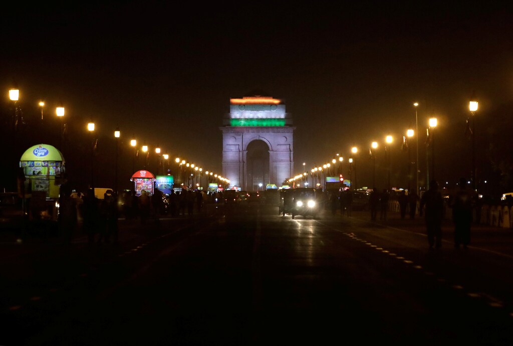 The India Gate war memorial is pictured before the lights were turned off for Earth Hour in New Delhi, India, March 24, 2018. REUTERS/Saumya Khandelwal - RC1E3670A3D0