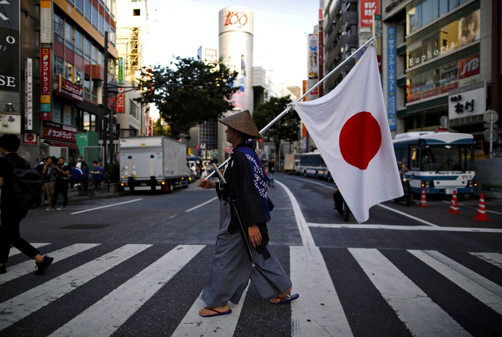 A Japanese soccer fan wearing samurai costume walks on the crossing after the World Cup Round of 16 soccer match Belgium vs Japan, at Shibuya district in Tokyo, Japan July 3, 2018. REUTERS/Issei Kato TPX IMAGES OF THE DAY - RC1AD637C620