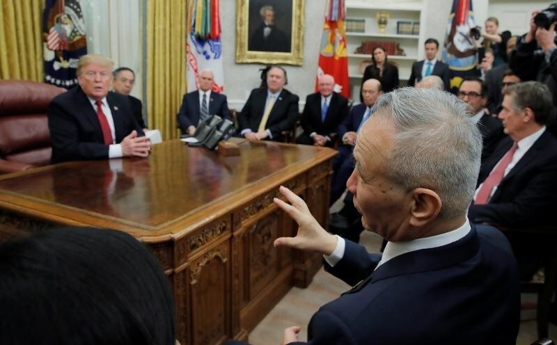U.S. President Donald Trump listens to China's Vice Premier Liu He (R) in the Oval Office of the White House in Washington, U.S., January 31, 2019. REUTERS/Jim Young - RC136DB6FE60