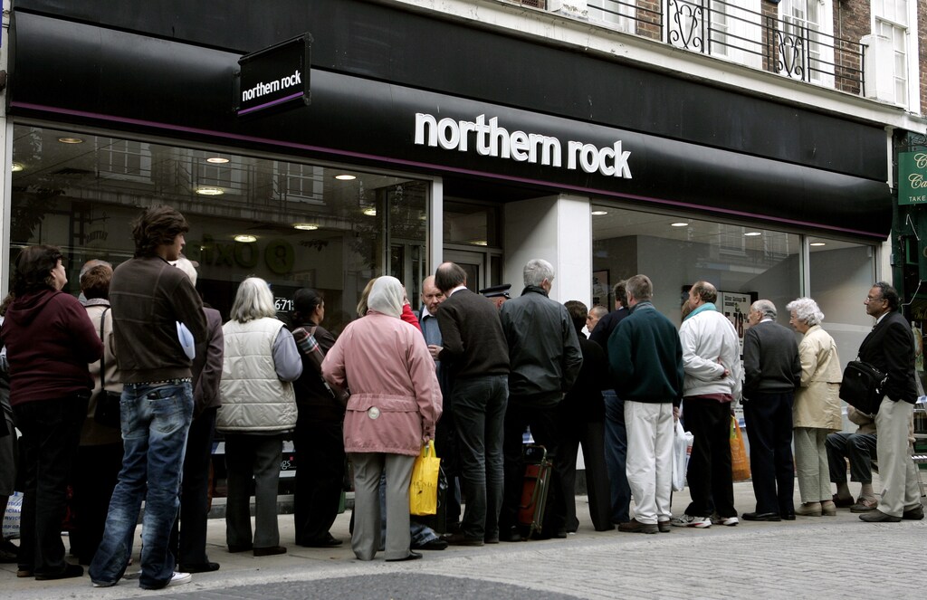 Customers queue to enter a branch of Northern Rock in Kingston, Surrey, southern England, September 17, 2007. Thousands of customers queued to withdraw savings from embattled bank Northern Rock on Monday and its shares plunged again, heightening pressure for a sale of the business or its assets. REUTERS/Alessia Pierdomenico (BRITAIN) - GM1DWEDMKPAA