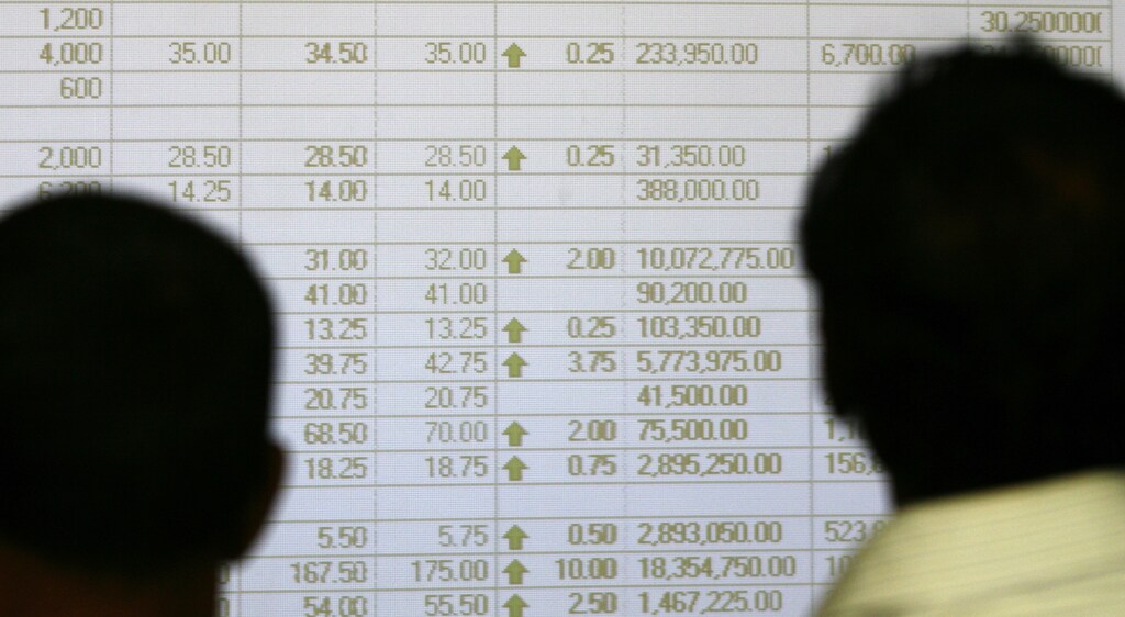 Traders look at a stock board at a private stock brokering house in Colombo, October 5, 2009. Sri Lanka's stock market hit record high on Monday led by investor hopes of strong post-war economic growth amid declining interest rates and easing inflation, analysts and traders said. REUTERS/Andrew Caballero-Reynolds (SRI LANKA BUSINESS) - GM1E5A5193F01