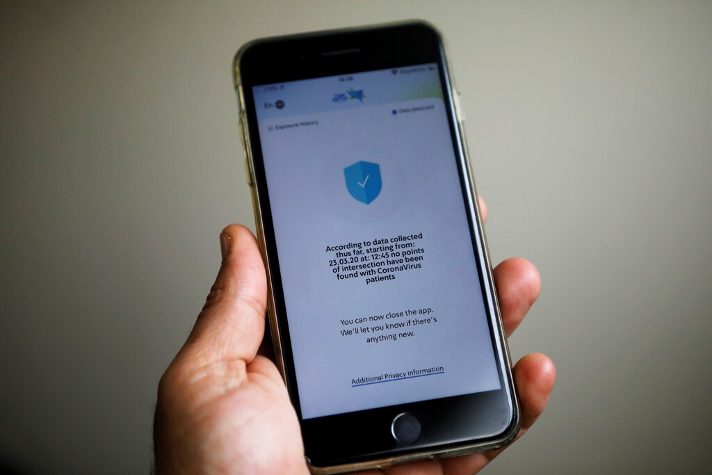 A mobile phone with HaMagen application on it is seen in this picture illustration taken on April 1, 2020. REUTERS/Nir Elias/Illustration - RC2PVF9RFE4T