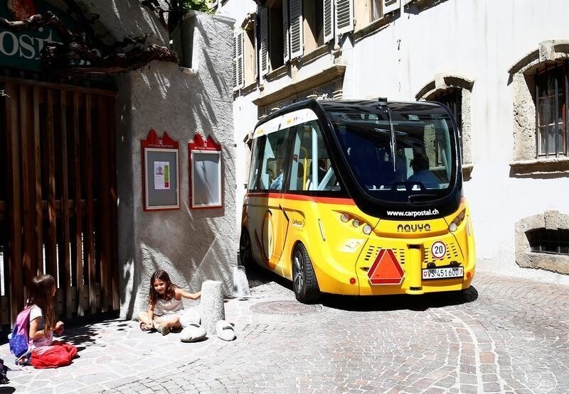 The first autonomous and electric shuttle of PostAuto Schweiz cruises in the old village of Sion, Switzerland June 23, 2016. REUTERS/Ruben Sprich - D1BETLOAXIAA