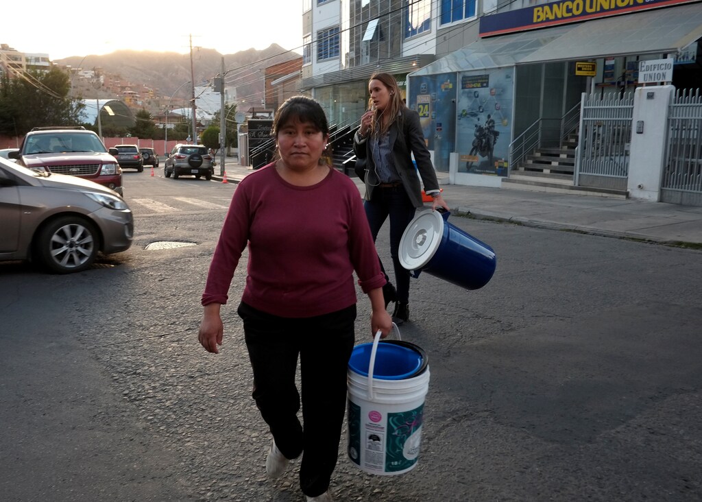 Women wait to collect water from a water truck during a drought season in La Paz, Bolivia, November 23, 2016. REUTERS/David Mercado - RTST1OZ