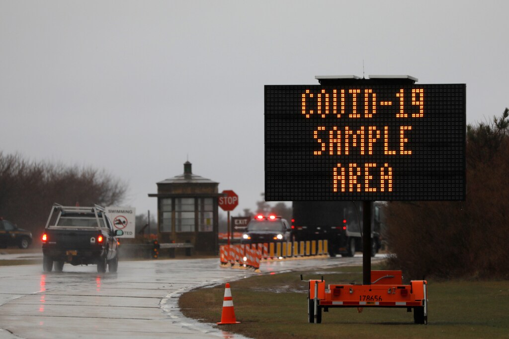 A car drives towards a testing facility for coronavirus (COVID-19) in Jones Beach on Long Island in New York, U.S., March 17, 2020. REUTERS/Andrew Kelly - RC2PLF9VZBVL