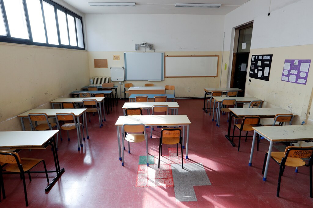 An empty classroom of the I.T.C Di Vittorio - I.T.I. Lattanzio school is pictured after the government decree to close schools, cinemas, and urge people to work from home and not stand closer than one metre to each other in Rome, Italy, March 5, 2020. REUTERS/Remo Casilli - RC2LDF9X70HJ