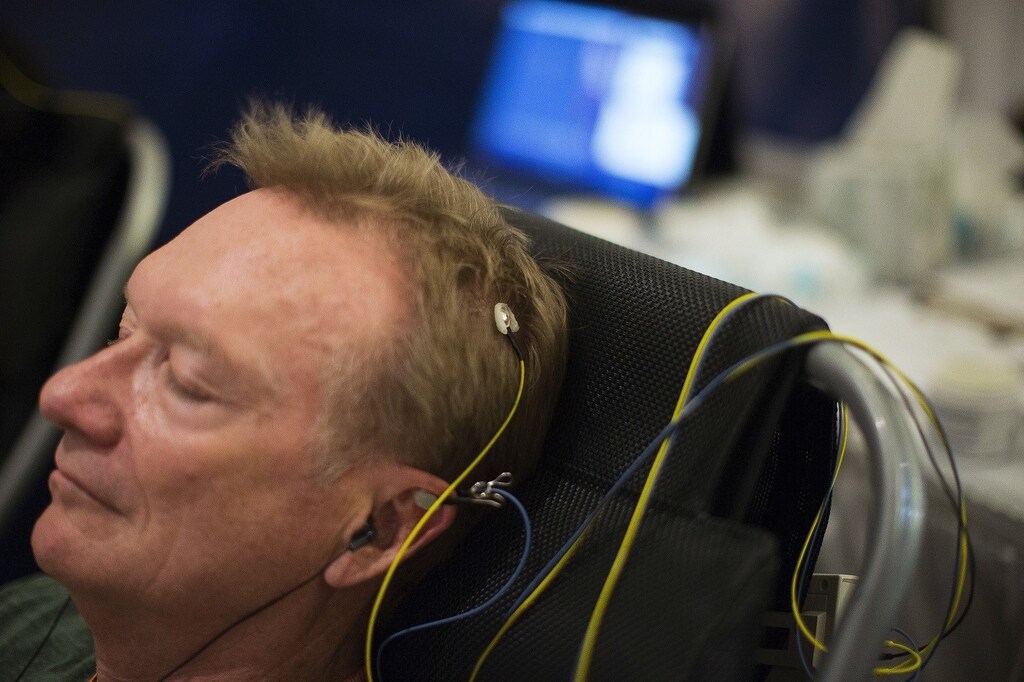 An attendee takes part in a neuro-feedback session during the opening day of the second annual Bulletproof Biohacking Conference at the Pasadena Convention Center in California September 26, 2014. The conference features groundbreaking work in the optimization of human, mental and physical performance. REUTERS/Mario Anzuoni (UNITED STATES - Tags: SOCIETY SCIENCE TECHNOLOGY) - RTR47VXN