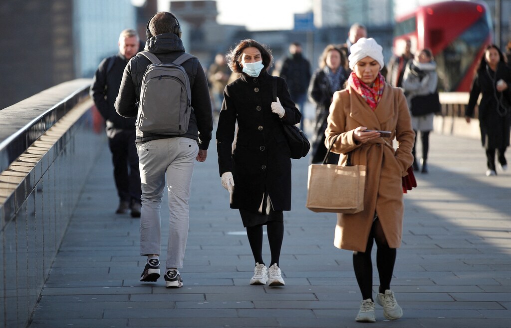 Workplace bias: Commuters walk across London Bridge amid the spread of the coronavirus disease (COVID-19), in London, Britain, January 20, 2022. REUTERS/Peter Nicholls