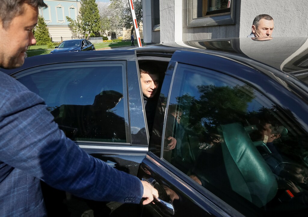 Ukraine's President-elect Volodymyr Zelenskiy sits in a car as he leaves after meeting Parliament members in Kiev, Ukraine May 4, 2019. REUTERS/Valentyn Ogirenko - RC15CB2B69D0