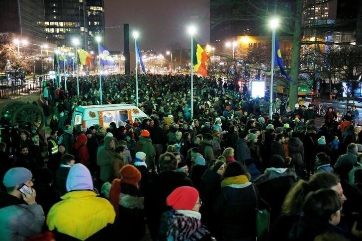 Protesters gather during a march to express solidarity with migrants and refugees near the Foreign Office in Brussels, Belgium, January 21, 2018. REUTERS/Francois Lenoir