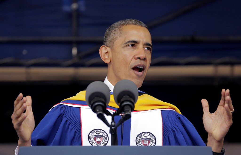 U.S. President Barack Obama delivers the commencement address to the 2016 graduating class of Howard University in Washington, U.S., May 7, 2016. REUTERS/Joshua Roberts - S1AETCSGBSAA