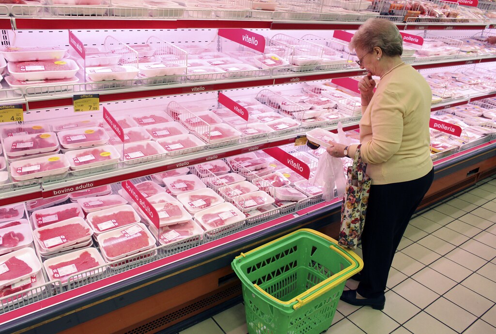 A customer looks browses the meat section at a supermarket in Milan, September 5, 2012. Italy is officially targeting the general government deficit to fall steeply to 1.7 percent of gross domestic product this year from 3.9 percent in 2011, though Economy Minister Vittorio Grilli has conceded that the target will not be reached. REUTERS/Stefano Rellandini (ITALY - Tags: SOCIETY BUSINESS FOOD) - GM1E8951T1L01
