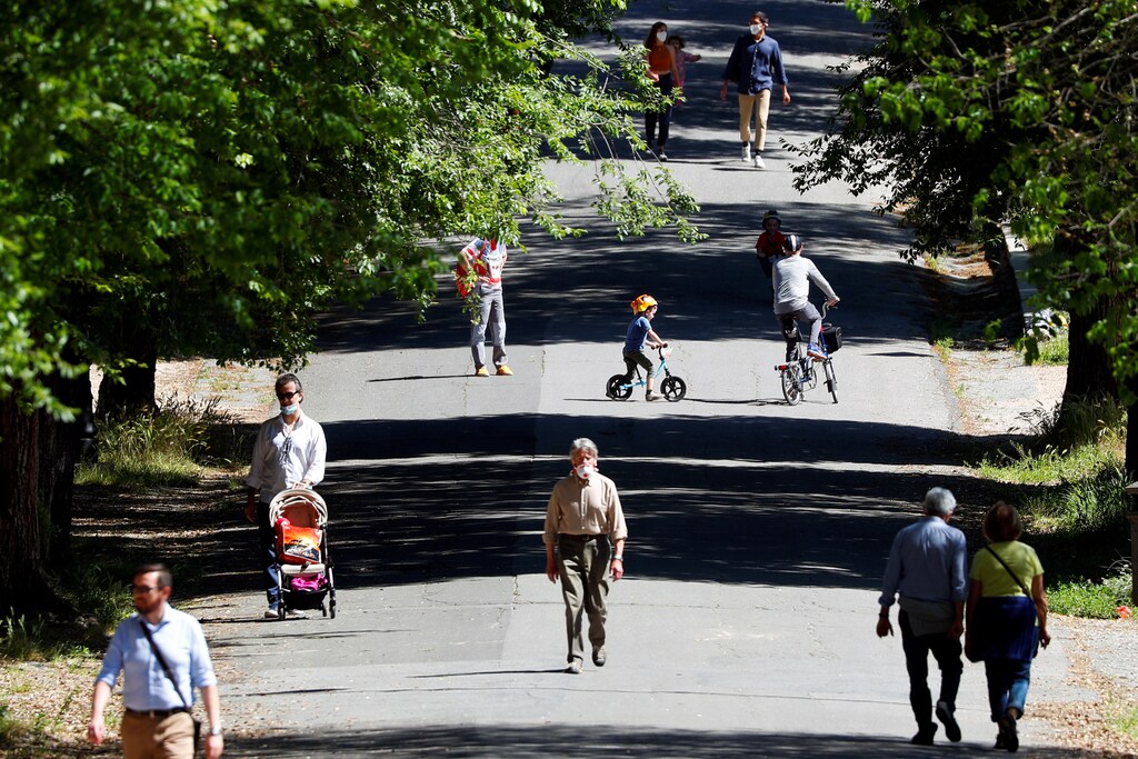 Las personas que usan máscaras protectoras mantienen el distanciamiento social para caminar después de la reapertura de los parques, mientras Italia comienza un final escalonado de un encierro nacional debido a la propagación de la enfermedad coronavirus (COVID-19), en Roma, Italia, el 4 de mayo de 2020.