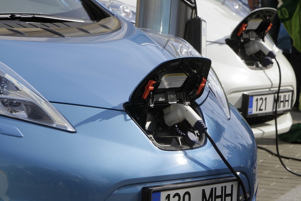 Nissan Leaf electric cars are being charged before the start of an electric car rally from Tallinn to Monte-Carlo in Tallinn June 1, 2012. The rally lasts for 10 days, during which electric cars will cross 10 countries and cover a distance of more than 3300 km (2050 miles). According to Nissan, the Leaf's expected all-electric range is 160 kilometres (100 miles). It uses a 80 kW (110 hp) front-mounted synchronous electric motor to drive the wheels, powered by a 24 kilowatt-hours lithium ion battery pack. REUTERS/Ints Kalnins (ESTONIA - Tags: TRANSPORT ENVIRONMENT) - RTR32Y7A