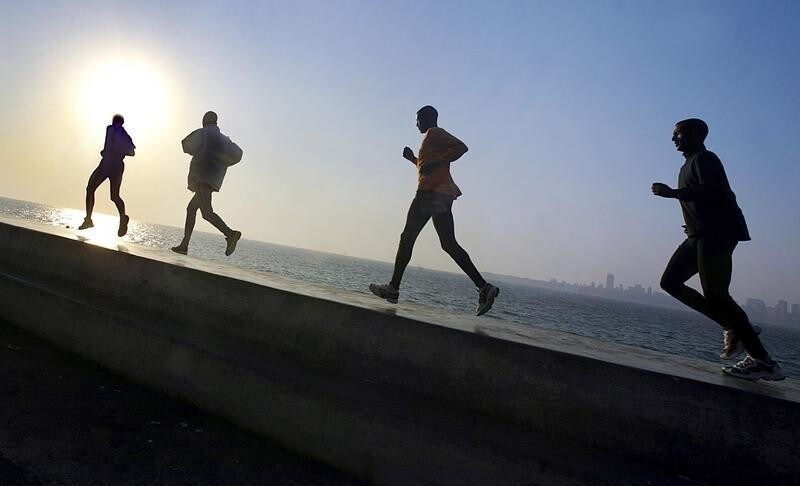 Britain's Richard Nerurkar (L) leads a pack of British and Ethiopian athletes practising for the forthcoming international marathon in Bombay February 12, 2004. 20,000 runners from across the world will participate in the marathon to be held in Bombay on Sunday. NO RIGHTS CLEARANCES OR PERMISSIONS ARE REQUIRED FOR THIS IMAGE REUTERS/Arko Data PP04020069 AD/JV - RTRSTLL