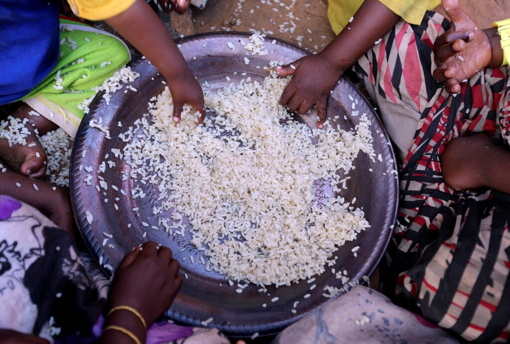 Internally displaced Somali children eat boiled rice outside their family's makeshift shelter at the Al-cadaala camp in Somalia's capital Mogadishu March 6, 2017. REUTERS/Feisal Omar - RTS11MPG