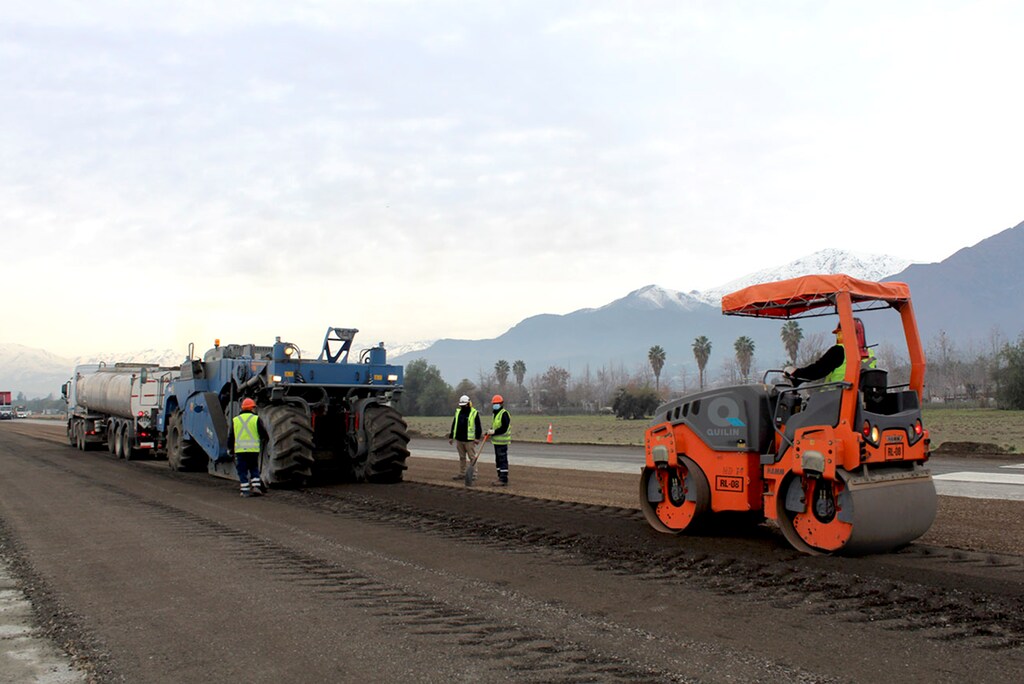 Paving the Tobalaba Airport runway in Chile.